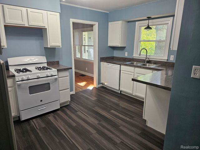 1260 Gilbert Street, Flint Charter Township, MI 48532