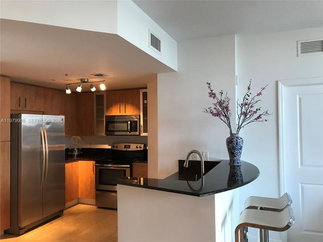 7900 Harbor Island Dr 523, North Bay Village, FL 33141