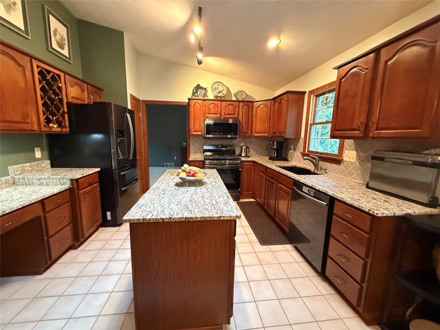 5825 COBBLESTONE Drive, Erie, PA 16509
