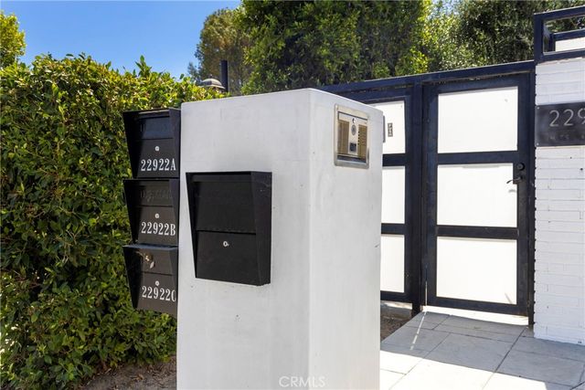 22920 Califa Street B, Woodland Hills, CA 91367