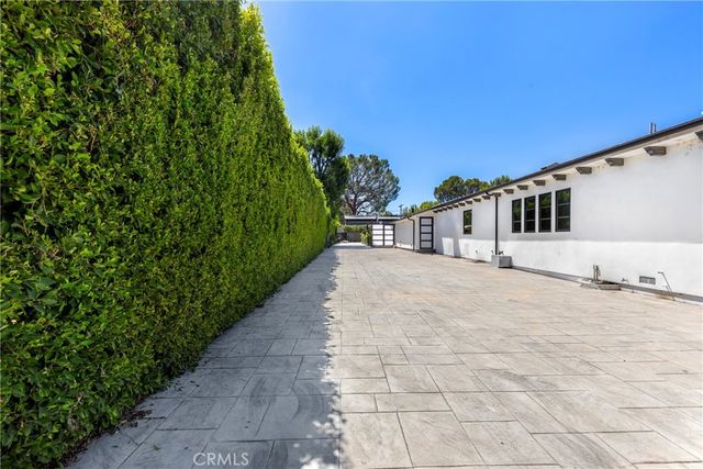 22920 Califa Street B, Woodland Hills, CA 91367