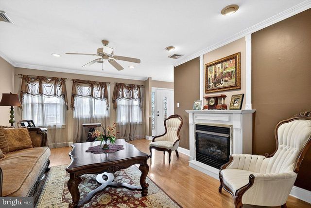 32 KINGSLEY ROAD, Kendall Park, NJ 08824