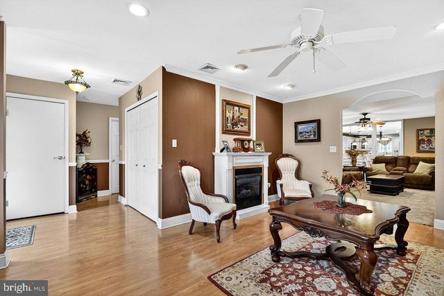 32 KINGSLEY ROAD, Kendall Park, NJ 08824