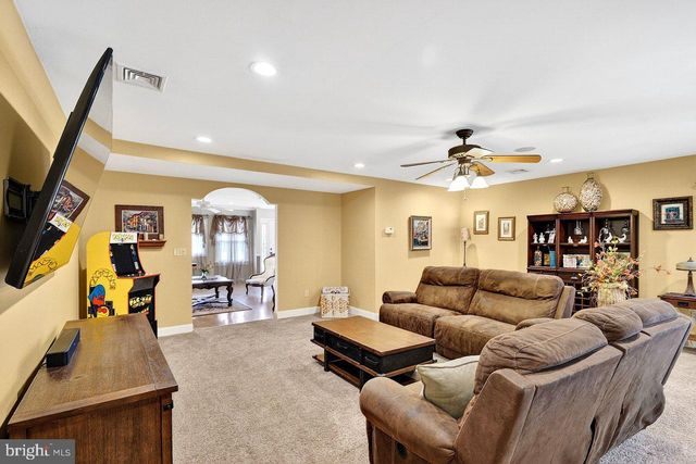 32 KINGSLEY ROAD, Kendall Park, NJ 08824