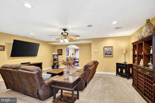 32 KINGSLEY ROAD, Kendall Park, NJ 08824