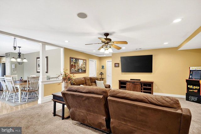 32 KINGSLEY ROAD, Kendall Park, NJ 08824