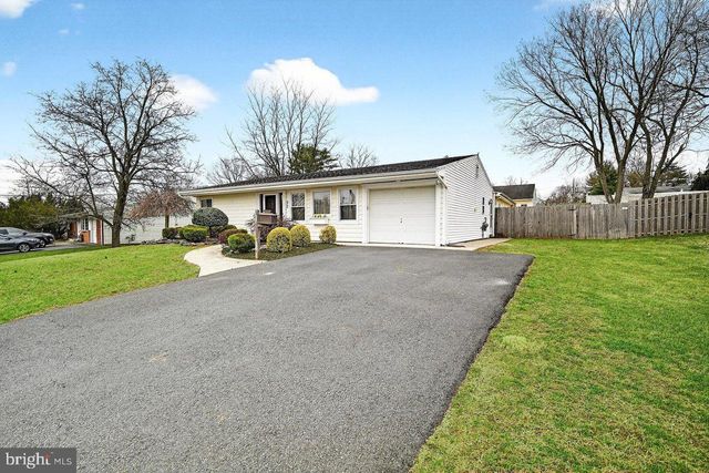 32 KINGSLEY ROAD, Kendall Park, NJ 08824