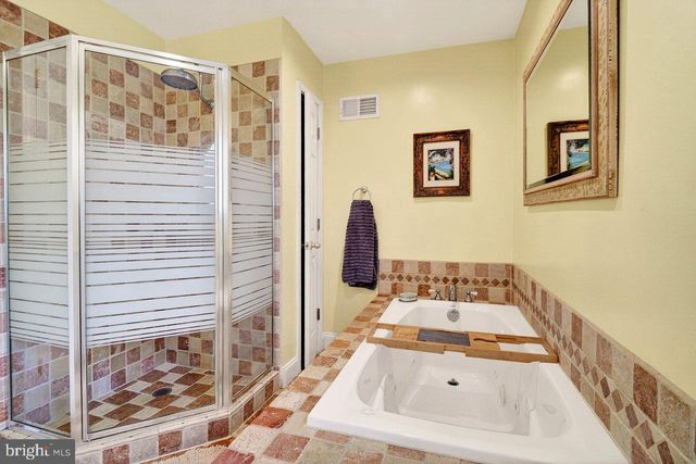 32 KINGSLEY ROAD, Kendall Park, NJ 08824