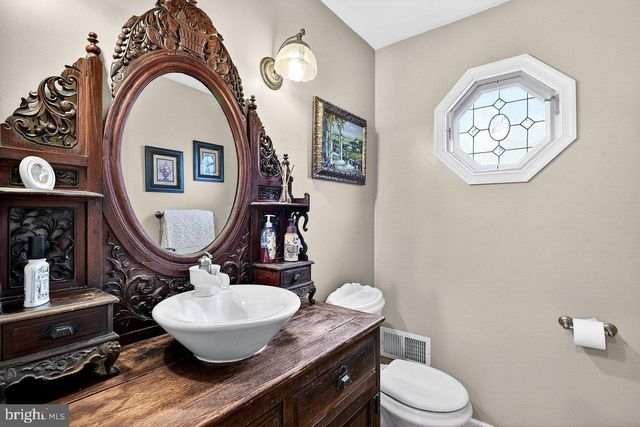 32 KINGSLEY ROAD, Kendall Park, NJ 08824