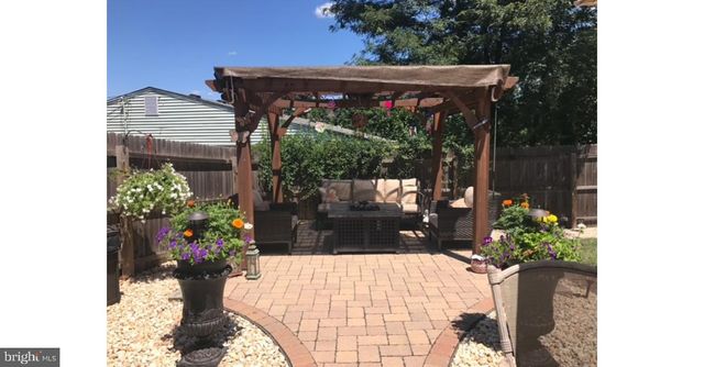 32 KINGSLEY ROAD, Kendall Park, NJ 08824