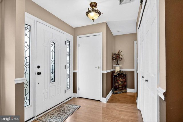 32 KINGSLEY ROAD, Kendall Park, NJ 08824