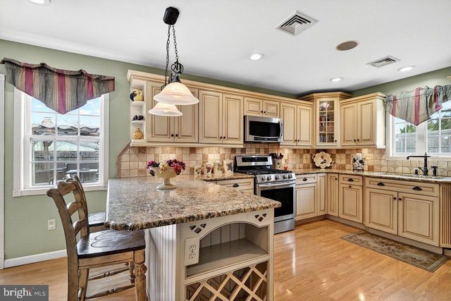 32 KINGSLEY ROAD, Kendall Park, NJ 08824