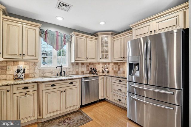 32 KINGSLEY ROAD, Kendall Park, NJ 08824