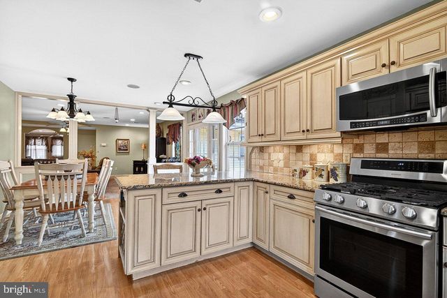 32 KINGSLEY ROAD, Kendall Park, NJ 08824