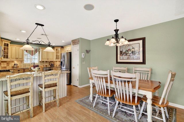 32 KINGSLEY ROAD, Kendall Park, NJ 08824