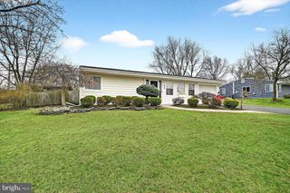 32 KINGSLEY ROAD, Kendall Park, NJ 08824