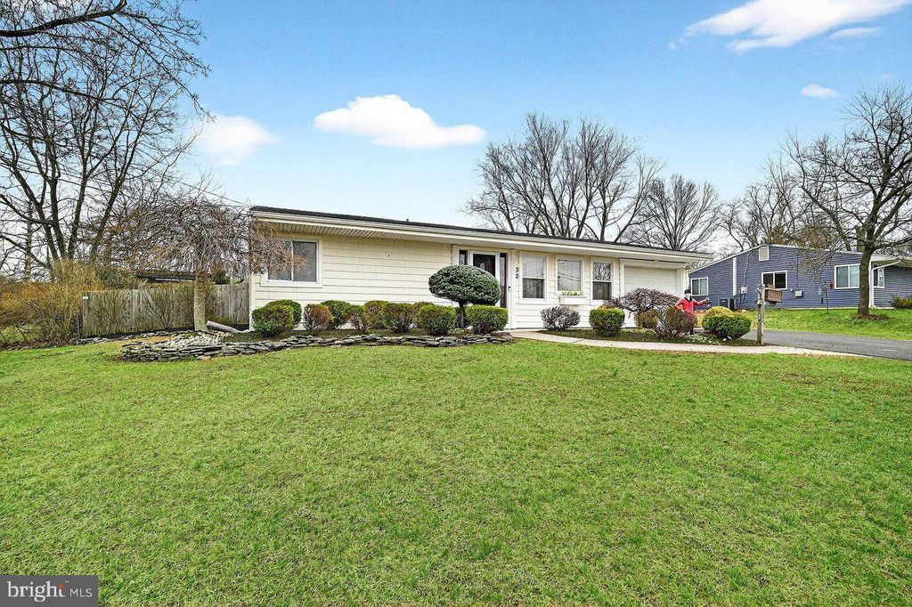 32 KINGSLEY ROAD, Kendall Park, NJ 08824