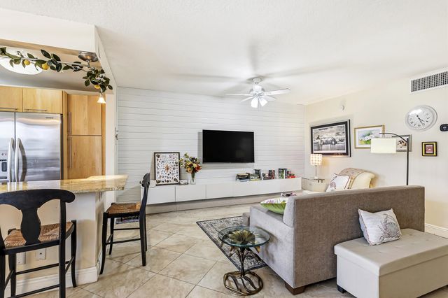109 Paradise Harbour Boulevard 203, North Palm Beach, FL 33408
