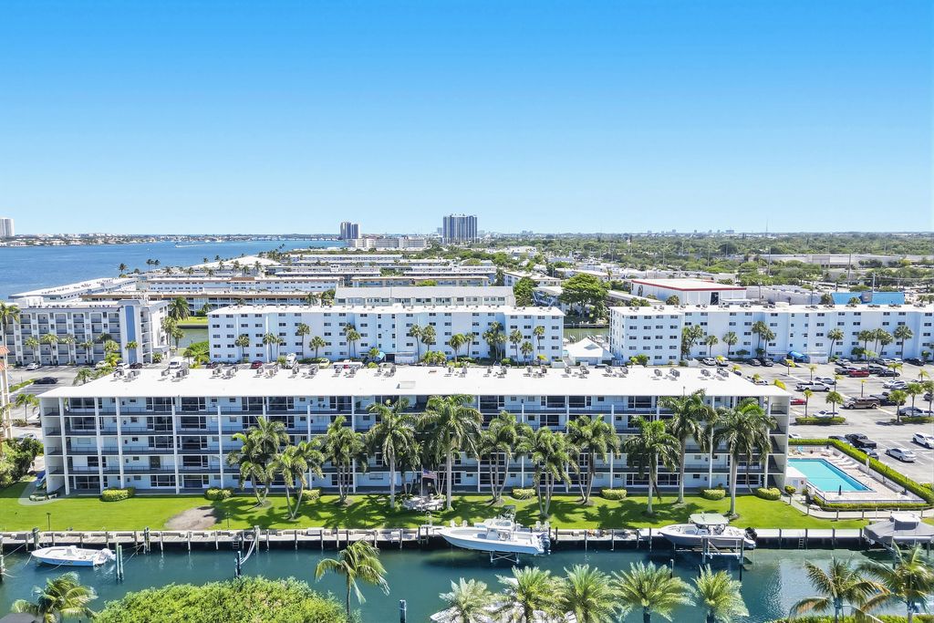 109 Paradise Harbour Boulevard 203, North Palm Beach, FL 33408