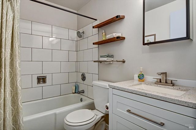 60 Surrey Ln, San Rafael, CA 94903