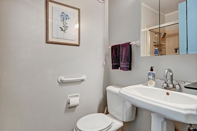 60 Surrey Ln, San Rafael, CA 94903