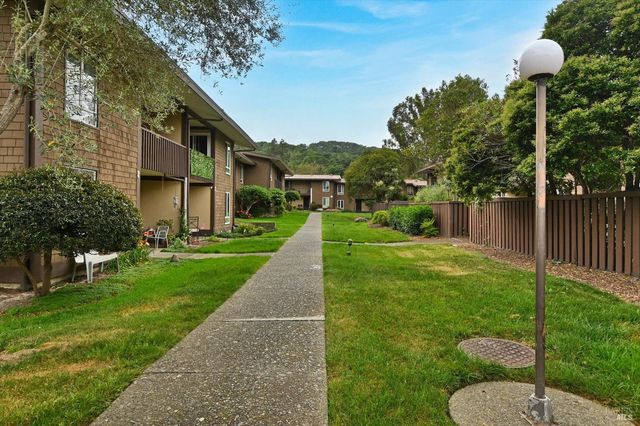 60 Surrey Ln, San Rafael, CA 94903