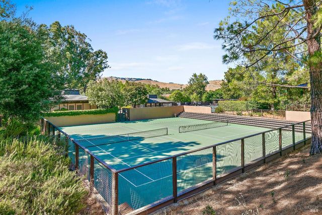 60 Surrey Ln, San Rafael, CA 94903