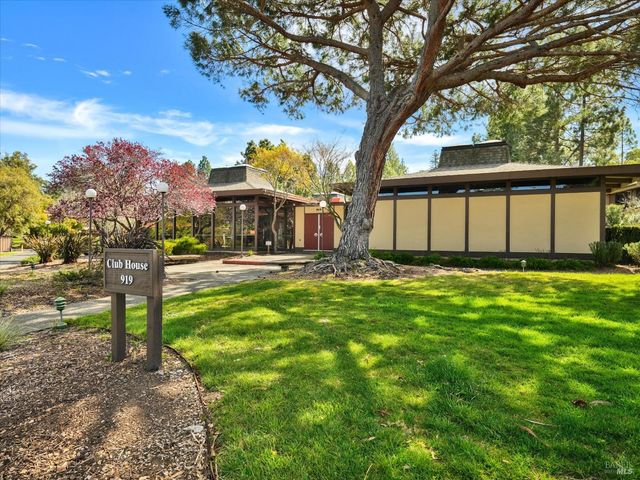 60 Surrey Ln, San Rafael, CA 94903