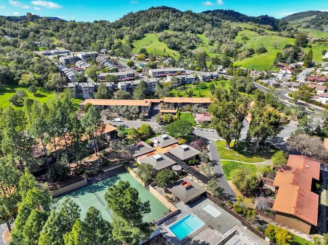 60 Surrey Ln, San Rafael, CA 94903