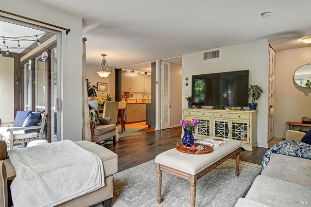 60 Surrey Ln, San Rafael, CA 94903