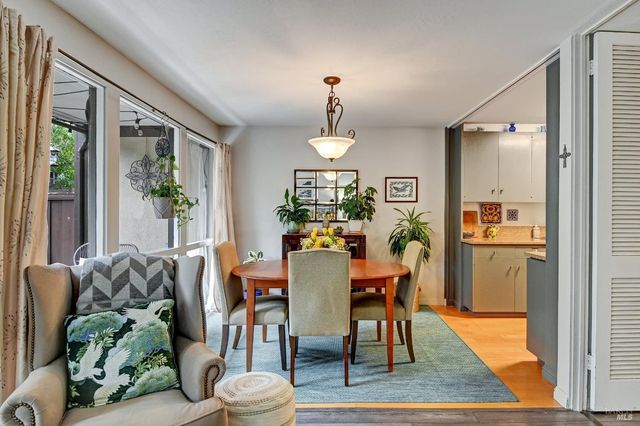 60 Surrey Ln, San Rafael, CA 94903