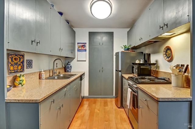 60 Surrey Ln, San Rafael, CA 94903