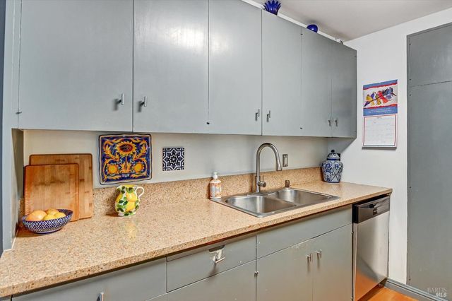 60 Surrey Ln, San Rafael, CA 94903