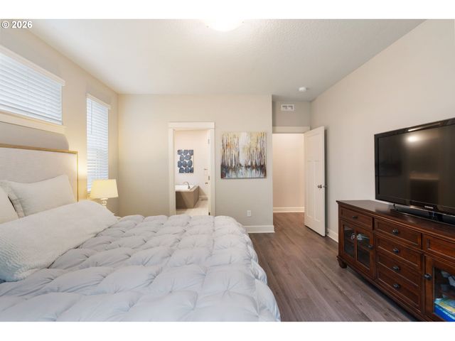 8295 Se SITKA St, Hillsboro, OR 97123