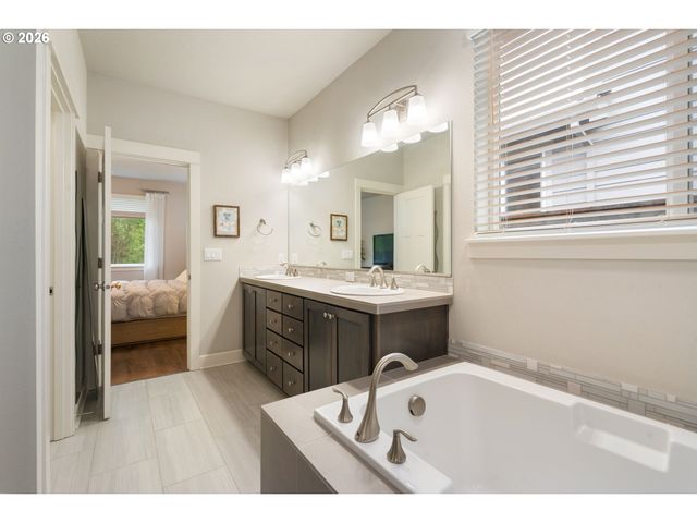 8295 Se SITKA St, Hillsboro, OR 97123