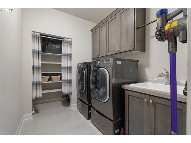 8295 Se SITKA St, Hillsboro, OR 97123