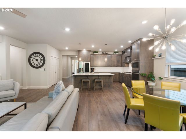 8295 Se SITKA St, Hillsboro, OR 97123