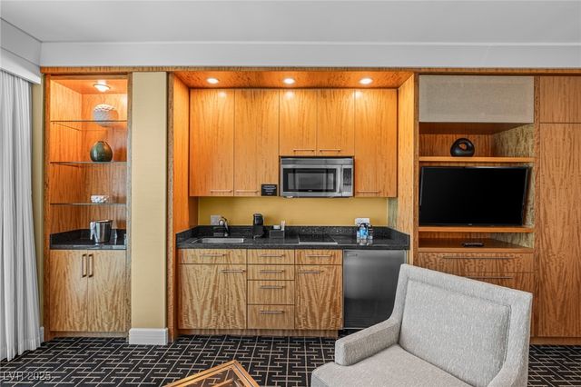 2000 North Fashion Show Drive 2412, Las Vegas, NV 89109