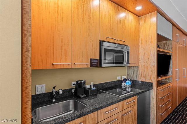 2000 North Fashion Show Drive 2412, Las Vegas, NV 89109