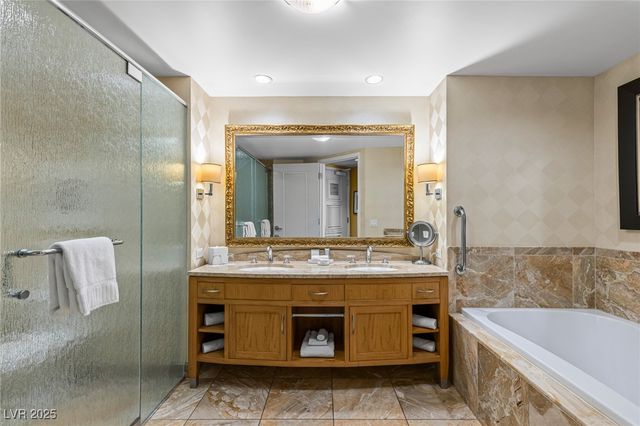 2000 North Fashion Show Drive 2412, Las Vegas, NV 89109