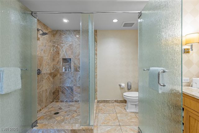 2000 North Fashion Show Drive 2412, Las Vegas, NV 89109