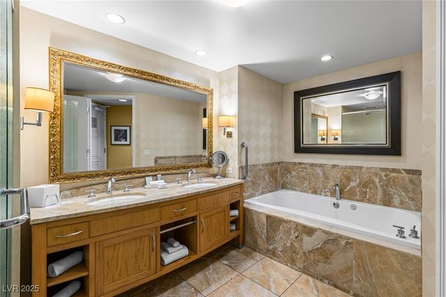 2000 North Fashion Show Drive 2412, Las Vegas, NV 89109