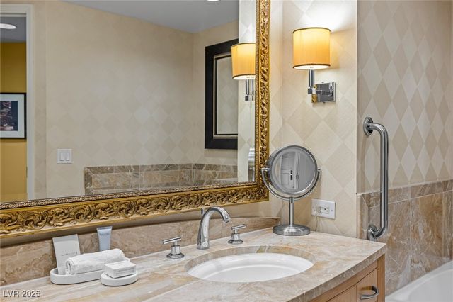 2000 North Fashion Show Drive 2412, Las Vegas, NV 89109