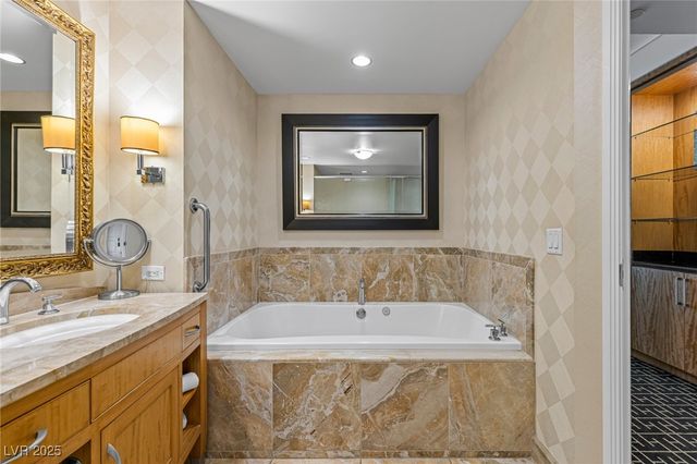 2000 North Fashion Show Drive 2412, Las Vegas, NV 89109