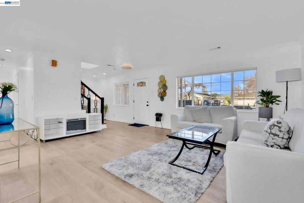 Image 7 of property listing at 1532 1532 Kooser Rd, San Jose, CA 95118