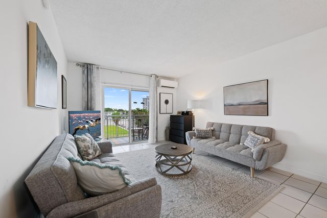 720 Orton Avenue 402, Fort Lauderdale, FL 33304