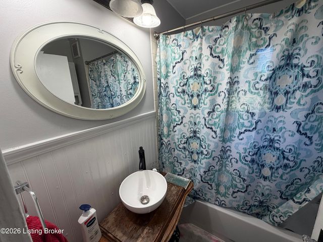 4906 Valley Station Rd, Louisville, KY 40272