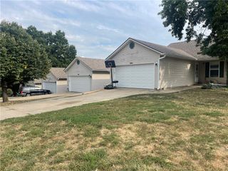 8201 Chas Circle, Pleasant Valley, MO 64068