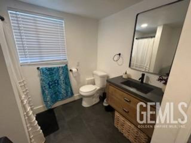 909 Oberlin Court, Bakersfield, CA 93305