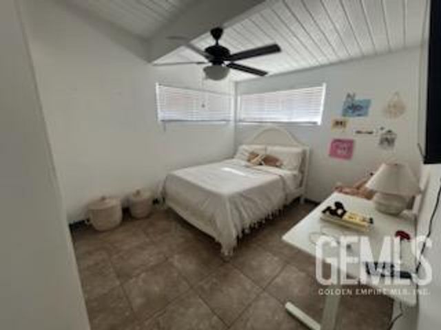 909 Oberlin Court, Bakersfield, CA 93305